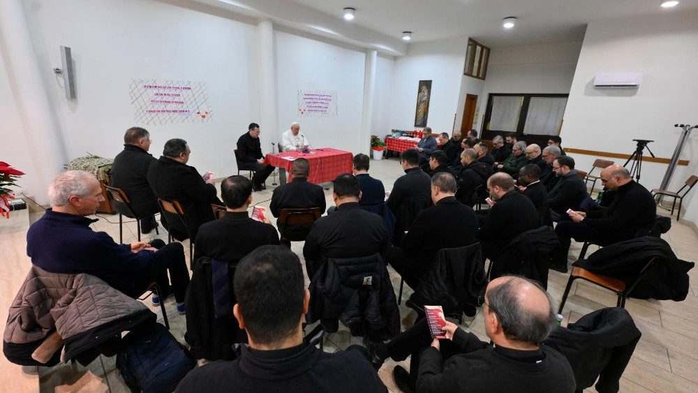 Il Papa durante l'incontro con 30 preti nella parrocchia di San Giorgio ad Acilia