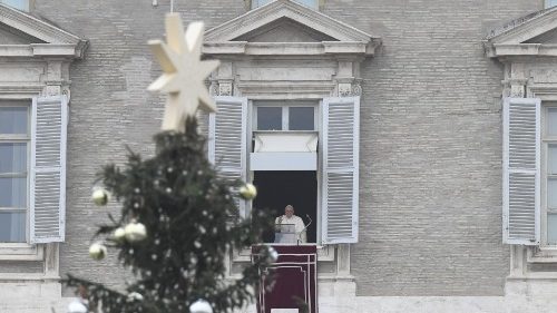 Pope at Angelus: Open your hearts to God's love, show kindness to all