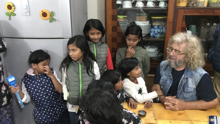 Padre Riccardo Tobanelli e i bambini che assiste