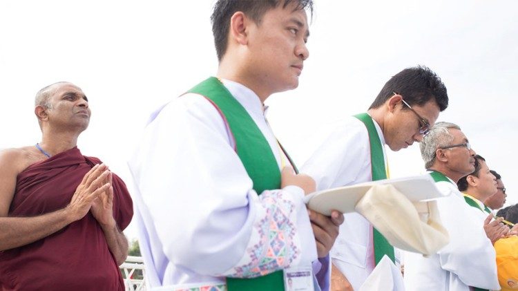 Le Pape a invité les évêques birmans à apporter l'Evangile aux pauvres et aux déplacés ce 29 novembre en Birmanie.