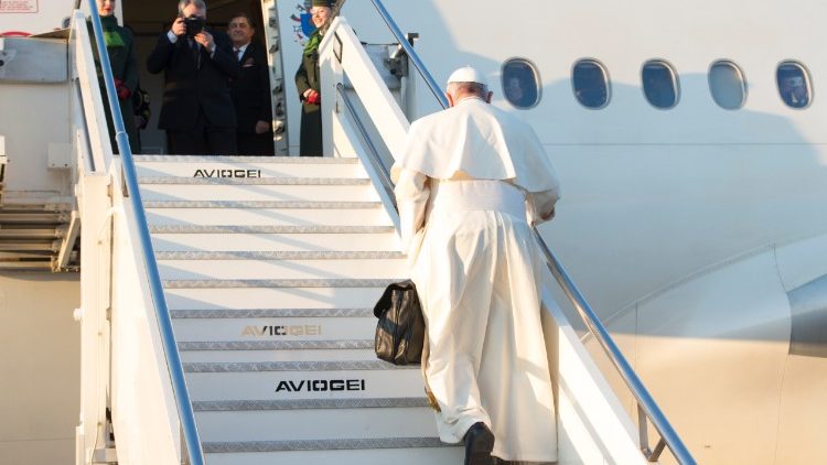 Papa Francisco embarcando em avião da Alitália para mais uma Viagem Apostólica