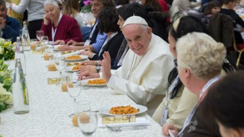 Papa Francesco: il 18 novembre Messa e pranzo con 3 mila poveri
