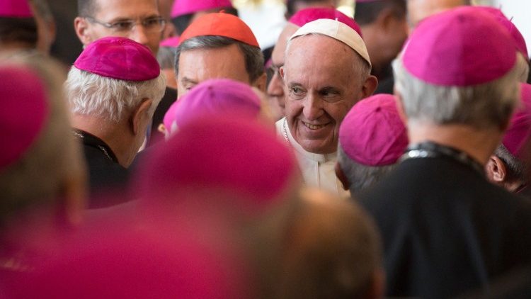 Papa Francisco e bispos