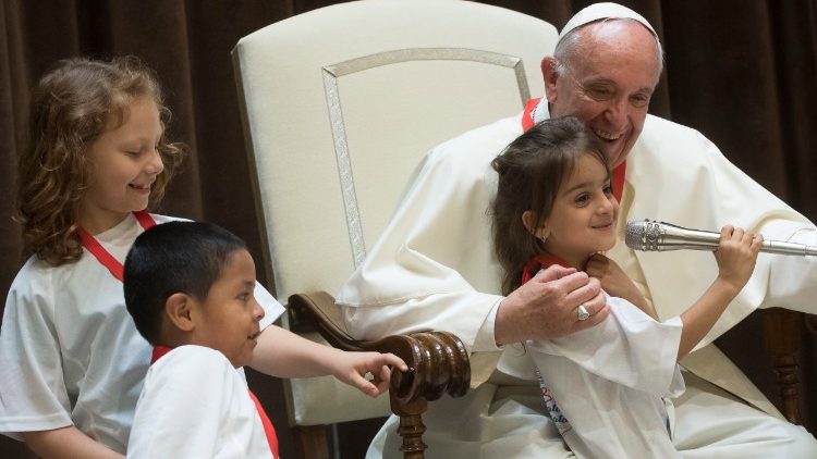 Papst Franziskus mit Kindern