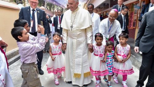 Il Papa al Bangladesh: custodite i valori di dialogo e accoglienza