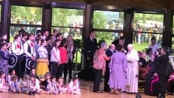 2e-10-Guarasci-la consegna dei doni al Papa .JPG