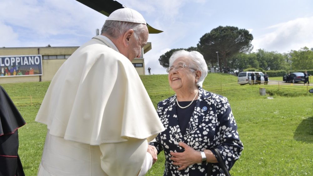 L'arrivo di Papa Francesco a Loppiano, cittadella dei Focolari vicino a Firenze, il 10 maggio 2018