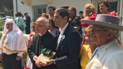 2018-01-12 kempis il Nunzio mons. scapolo con un gruppo di cileni.JPG