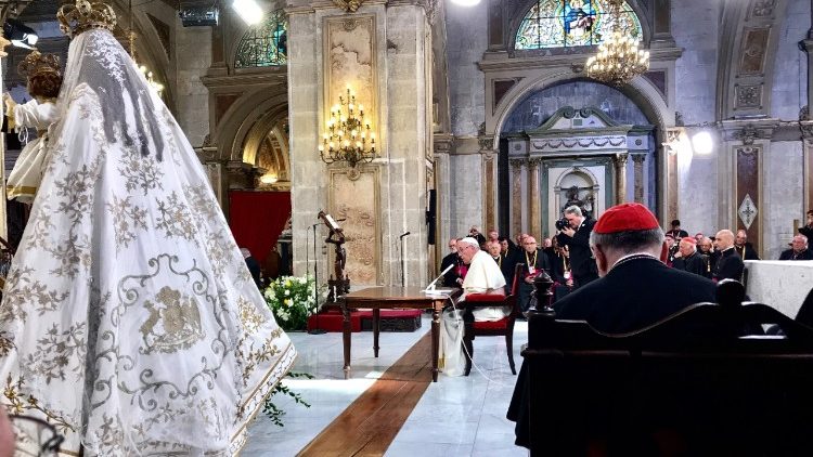 Papst Franziskus in der Kathedrale von Santiago de Chile
