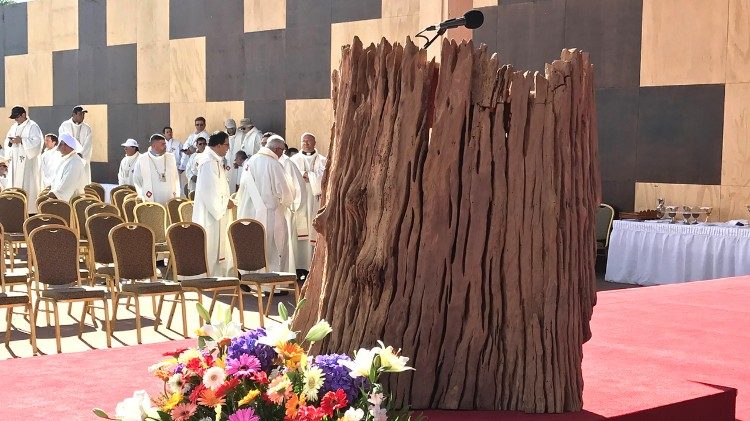 De Carolis 15 b Messa Temuco ambone quercia ok.jpg