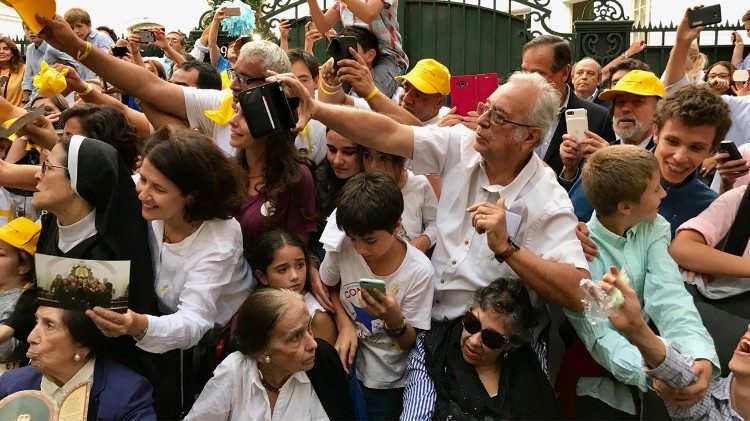 Folla davanti alla Nunziatura