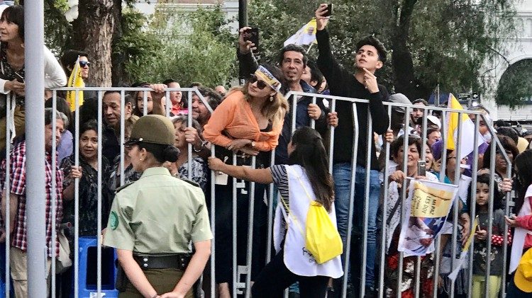 Folla lungo le strade