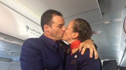 Vidéo - Une hôtesse et un steward mariés en plein vol