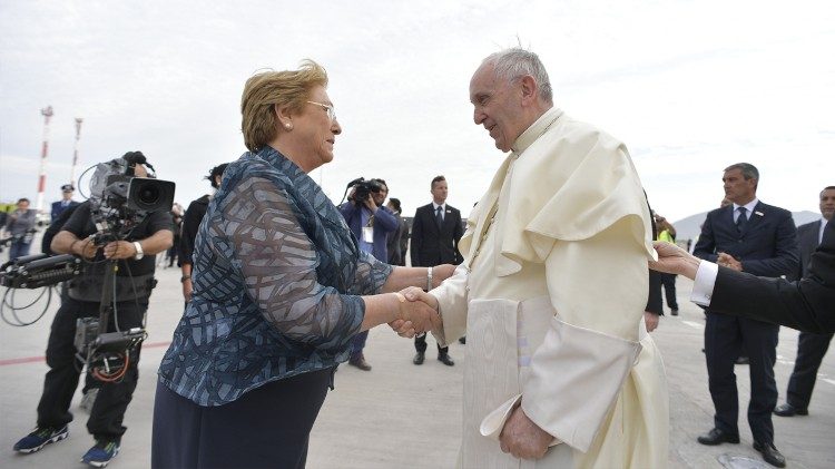Cerimônia de boas-vindas no aeroporto de Santiago