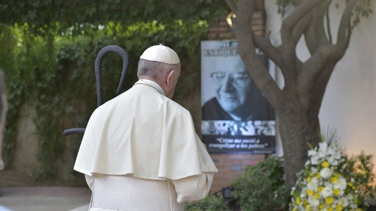 La preghiera sulla tomba di mons. Enrique Alvear Urrutia