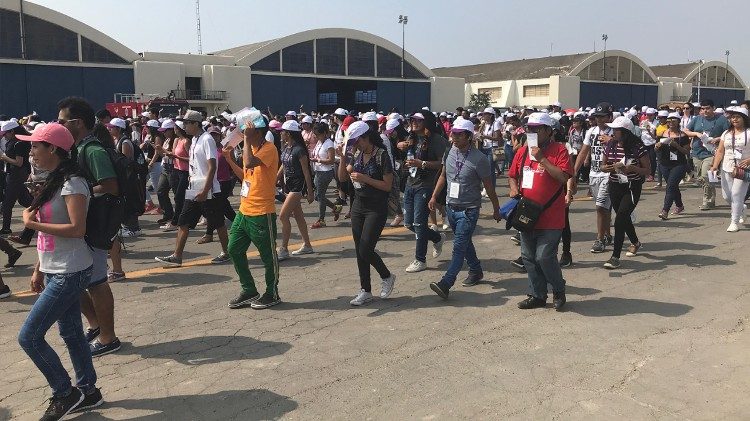 Wrocław: termosy dla bezdomnych od dzieci ze szkolnych kół Caritas 