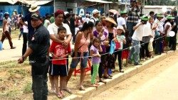 De Carolis 01 c Puerto Maldonado -folla strada ok.jpg