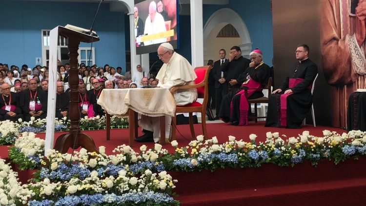 De Carolis 02 a Papa Trujillo inc sacerdoti.JPG