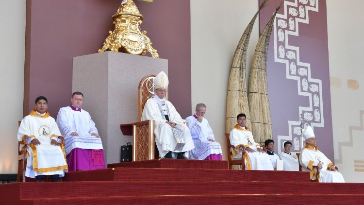 Francesco sul palco allestito per la celebrazione 