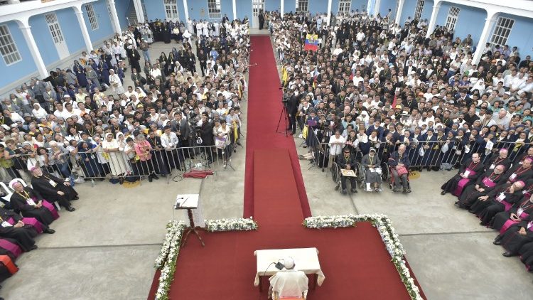 Humorvolle Rede: Der Papst spricht zu Priestern und Ordensleuten