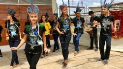 Papa Francesco Puerto Maldonado danze giovani aeroporto 2018-01-19 De Carolis.JPG