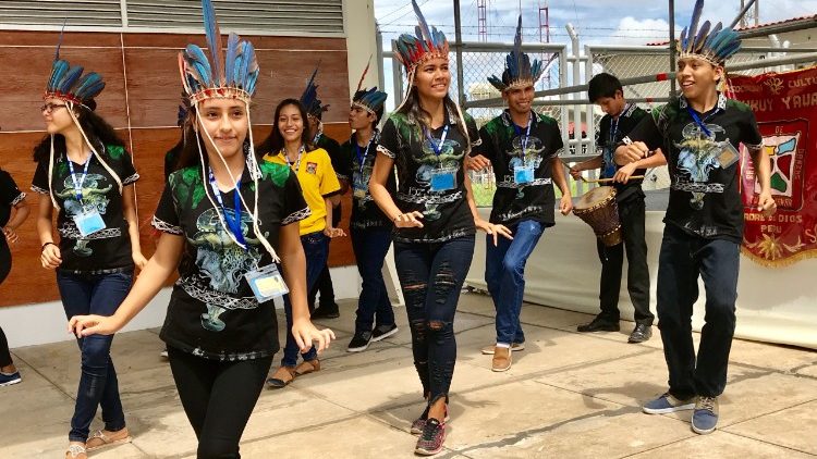 Puerto Maldonado, danze dei giovani all'arrivo di Papa Francesco