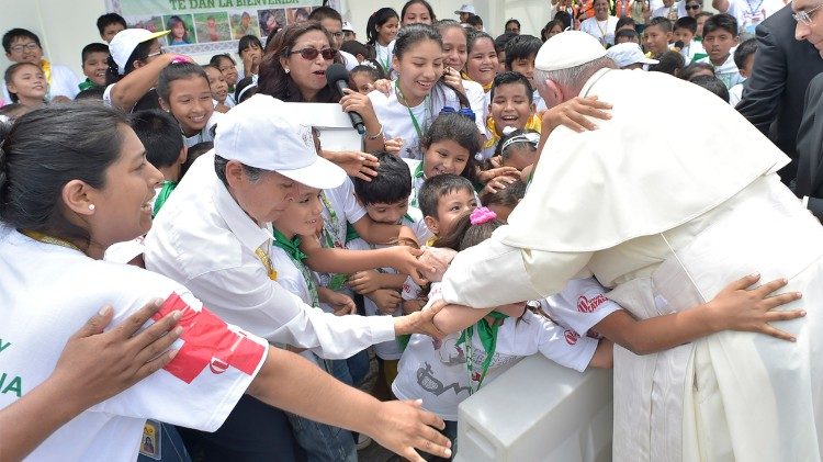 Papa Francisco com as crianças