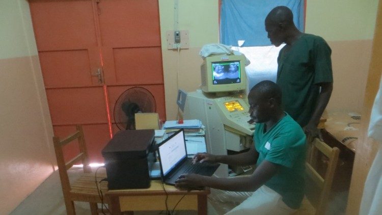 Medici nell'Ospedale Touloum, Camerun