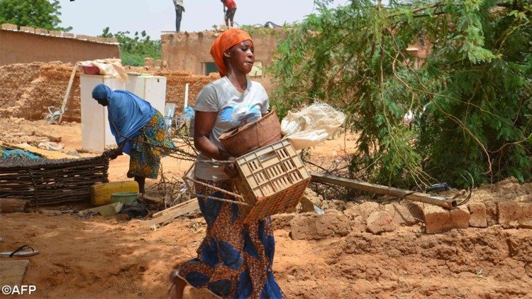 Une femme au travail, dans la campagne béninoise
