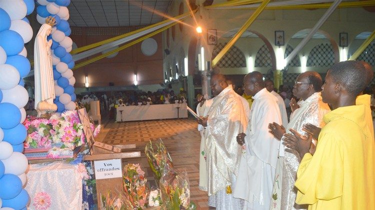 STATUA DELLA MADONNA DI FATIMA IN BENIN