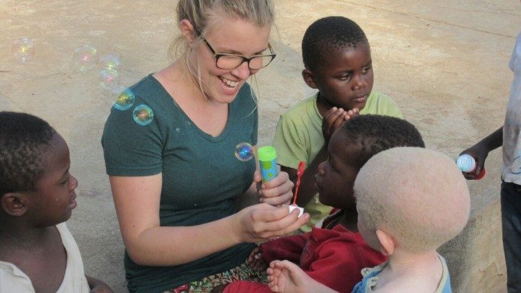 Volontari al lavoro in Africa