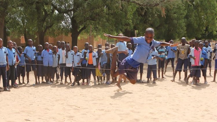 Crianças numa escola dos Camarões