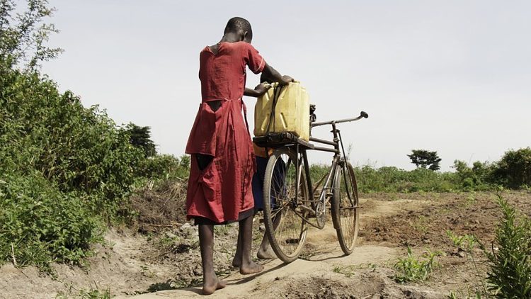 Il difficile approvigionamento di acqua in tanti villaggi africani