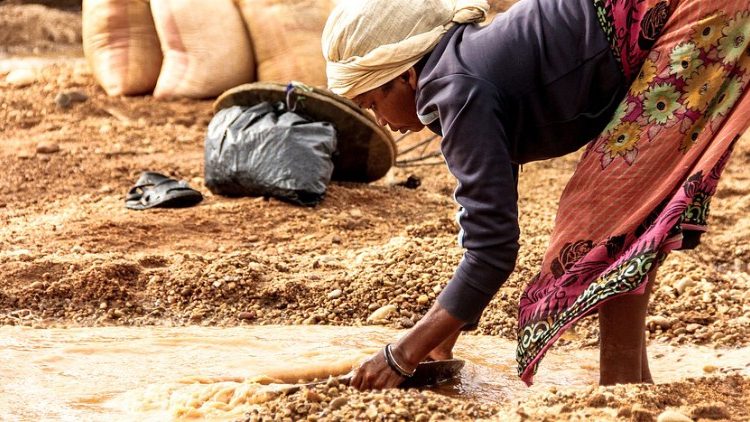 Une femme africaine en zone rural 