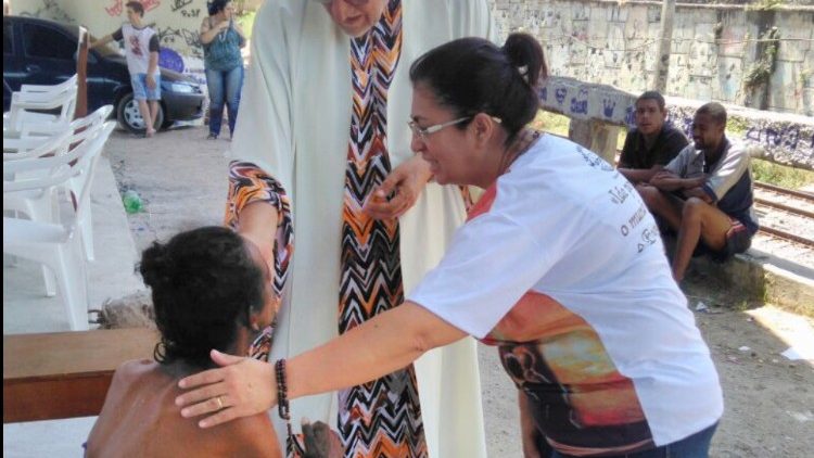 Padre Chiera in una favela