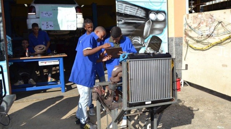I ragazzi della Casa do Menor impegnati in attività di lavoro e recupero