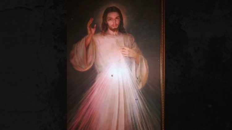 Quadro de Jesus da Misericórdia com marcas de bala
