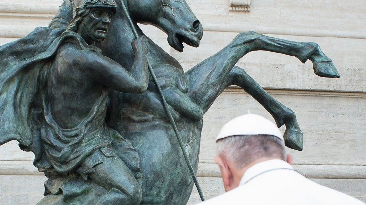 Papst Franziskus (Jorge Mario Bergoglio) bei einer Statue des Heiligen Georgs
