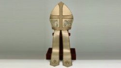 1 Scuola Beato Angelico di Milano, mitria di Papa Paolo VI, Raso di seta, seta, Città del Vaticano, Ufficio Celebrazioni Liturgiche, Sacrestia pontificia.jpg