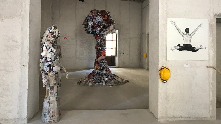 Le opere dell'artista indiano Mahonar Chiluveru