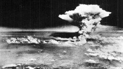 Atomic_cloud_over_Hiroshima_from_MatsuyamaAEM.jpg