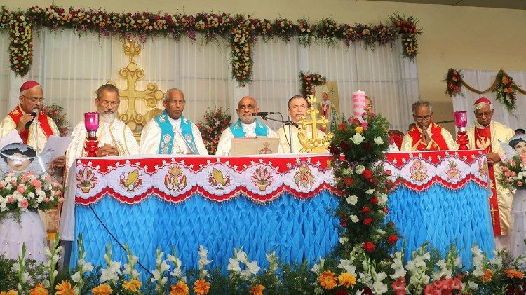 First Bishop of Shamshabad, Bishop Raphael Thattil (4th from left).