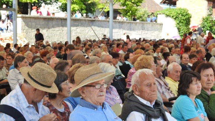 Abp Paglia: wszyscy potrzebujemy dojrzałości i mądrości starszych