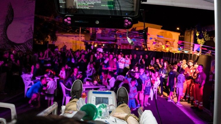 Andrea fa ballare migliaia di giovani