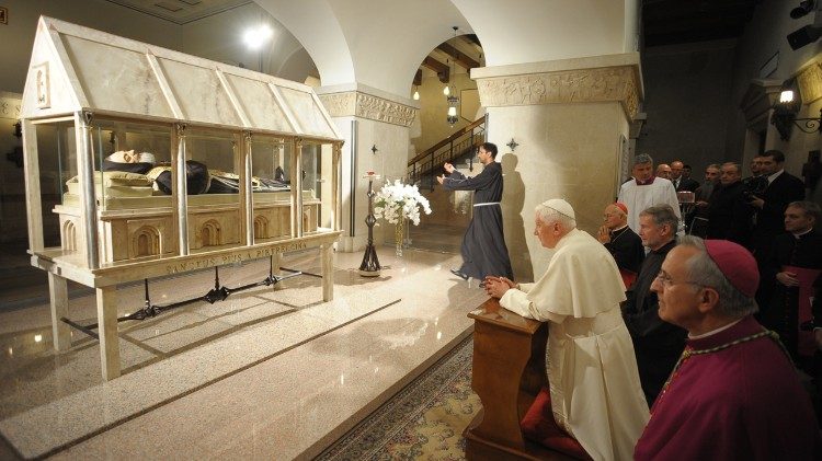 Benedikt XVI. in  San Giovanni Rotondo, 2009