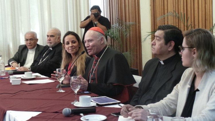 El Cardenal Aguiar con los periodistas