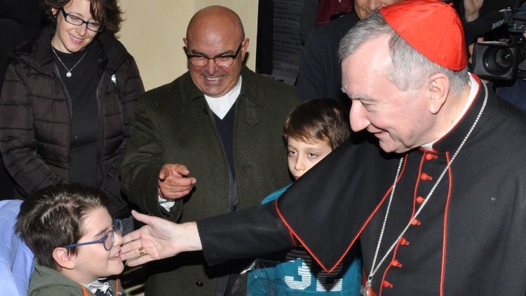 2017-12-20 Card Parolin osserva i deisegni mostra Caro Papa .jpg