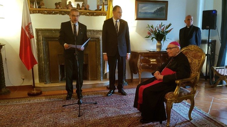 Abp Szczepan Wesoły odznaczony Orderem Orła Białego 