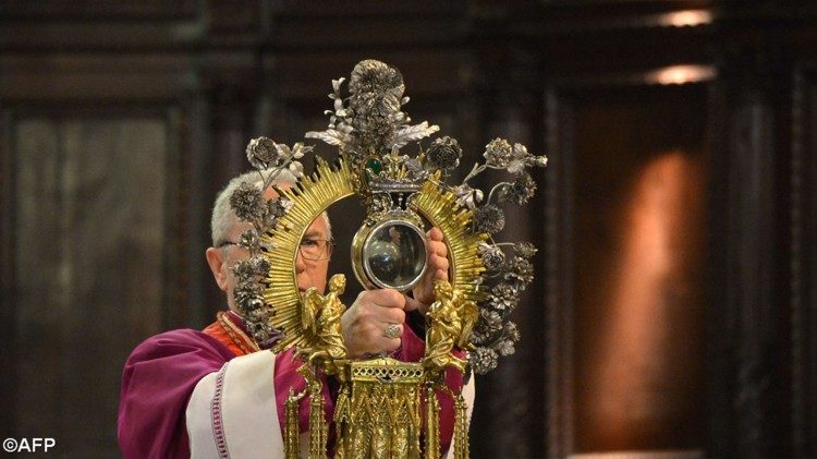 In dieser Ampulle wird das getrocknete Blut des hl. Januarius aufbewahrt