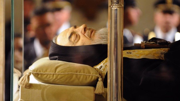 Papst Franziskus reist zum Wirkungsort von Pater Pio. 